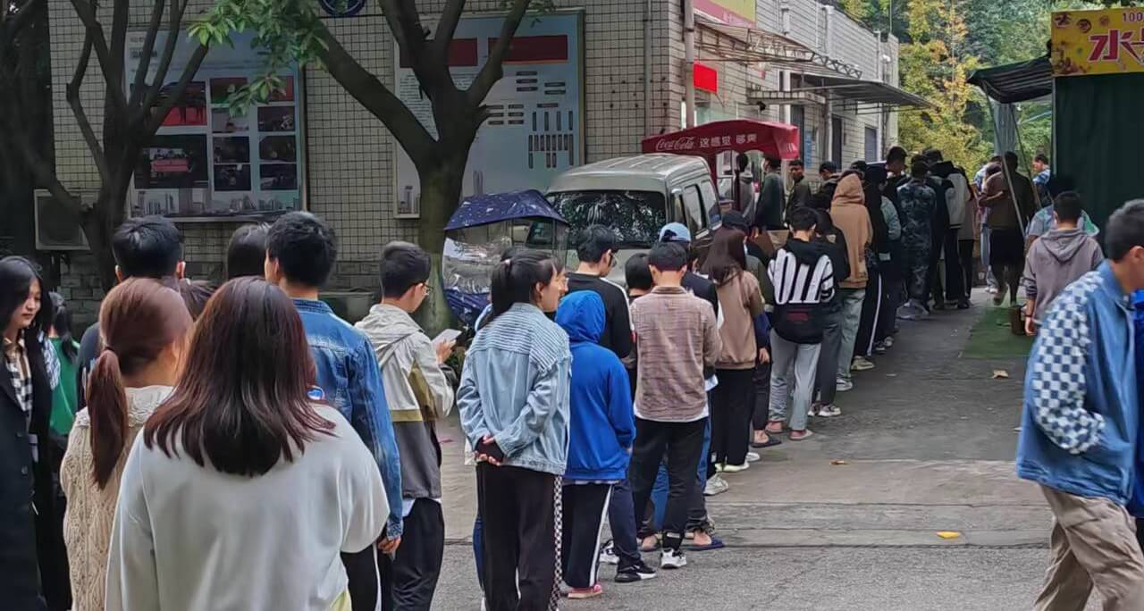 还要排队进超市?